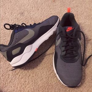 Women’s Nike shoes. Size 8. Worn once!